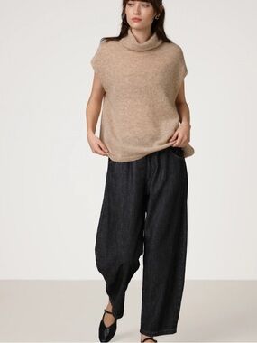 JAKI NyxSleeveless Turtleneck | Beige
Alpaca-Wool Blend